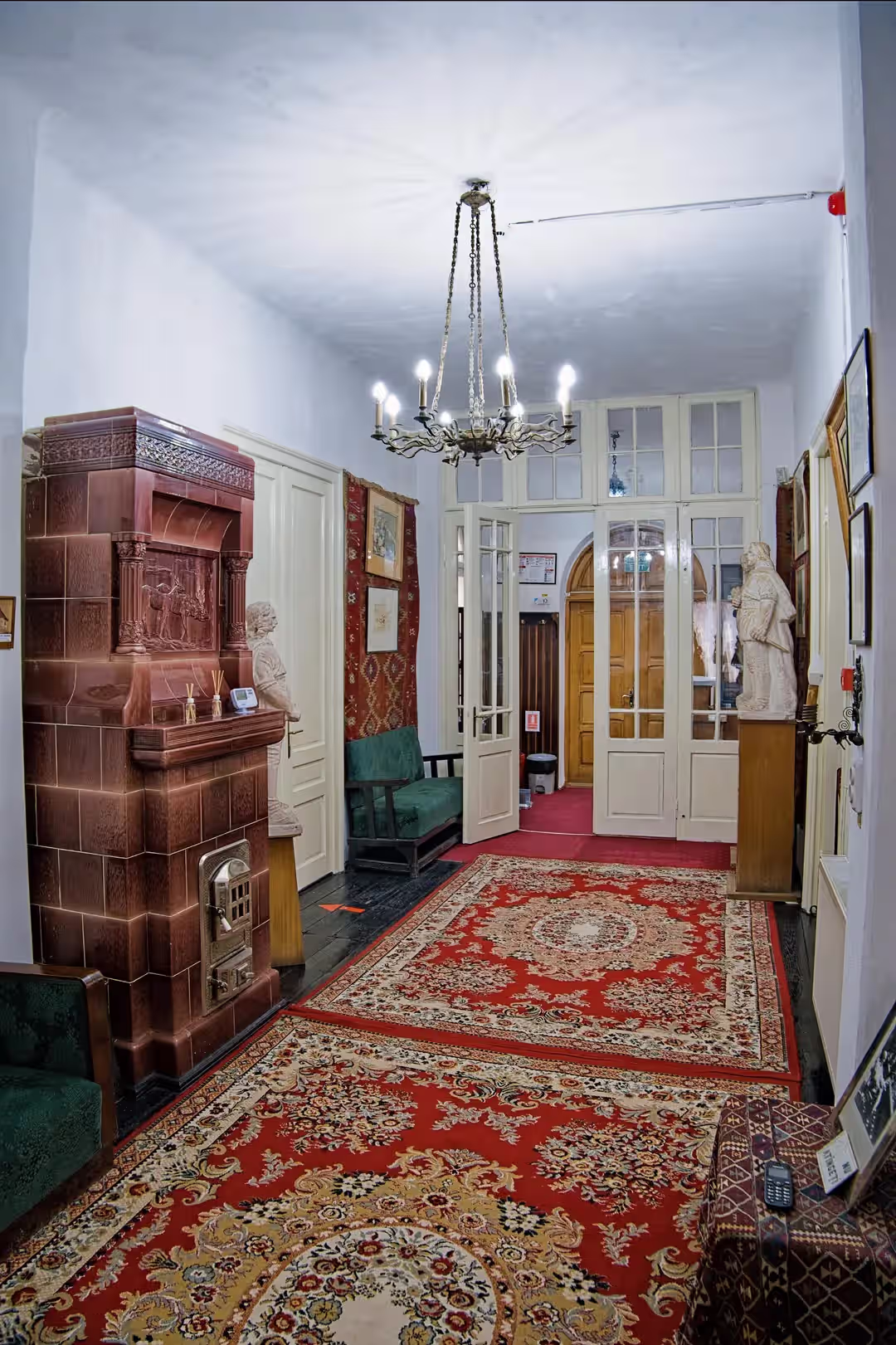 Hol cu candelabru și dulap de epocă în Muzeul Cezar Petrescu Hol cu candelabru și dulap de epocă în Muzeul Cezar Petrescu