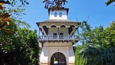Foișorul Bellu cu poarta boltită, văzut din grădină Foișorul Bellu cu poarta boltită, văzut din grădină