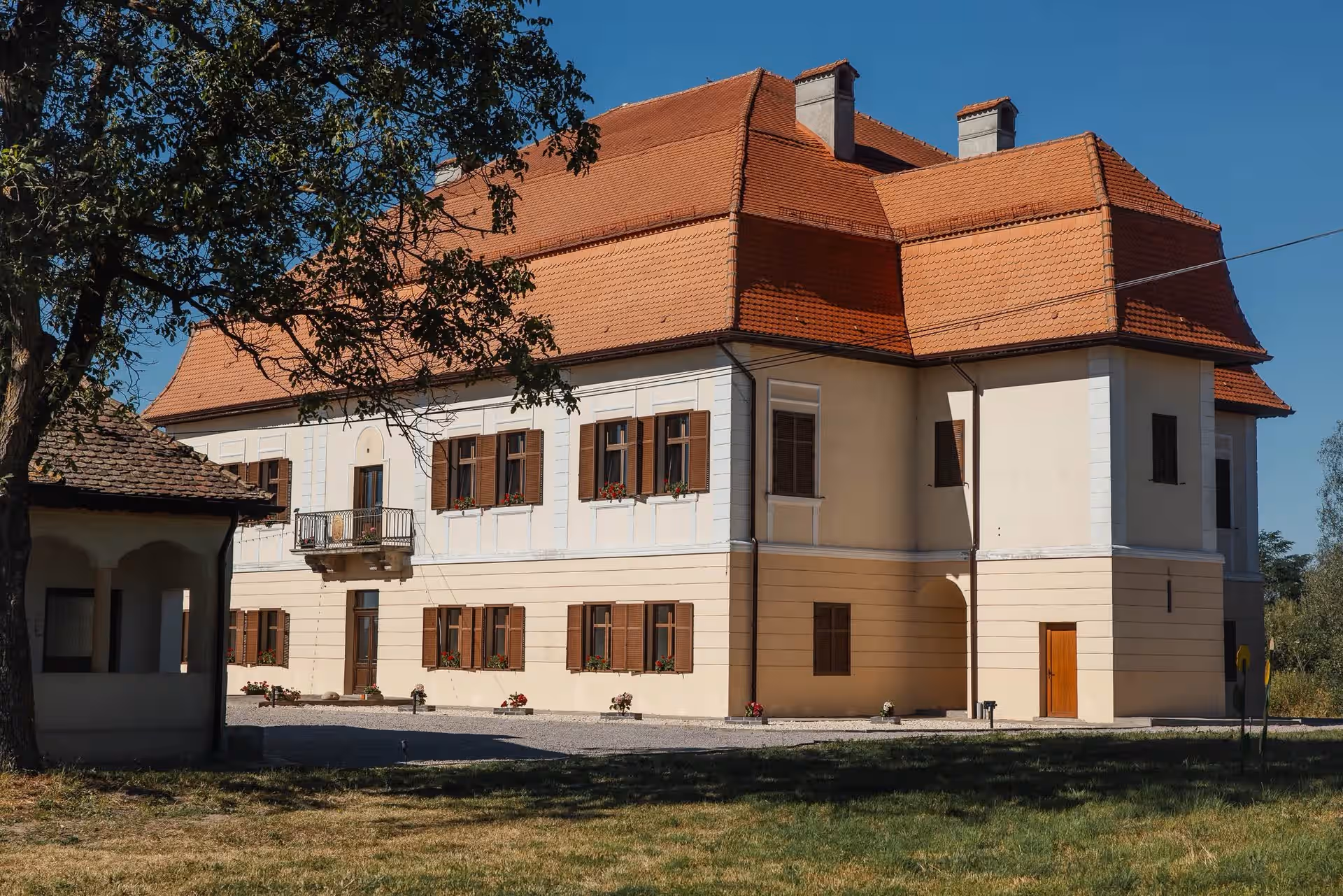 Castelul Brâncoveanu, colțul clădirii cu balcon și ferestre cu obloane