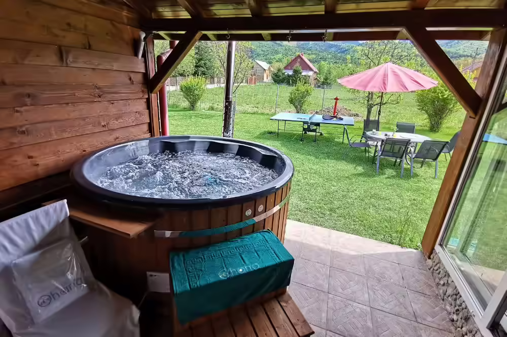 Baie cu cadă, halat de baie și prosoape pregătite la Ohana Boutique Hotel