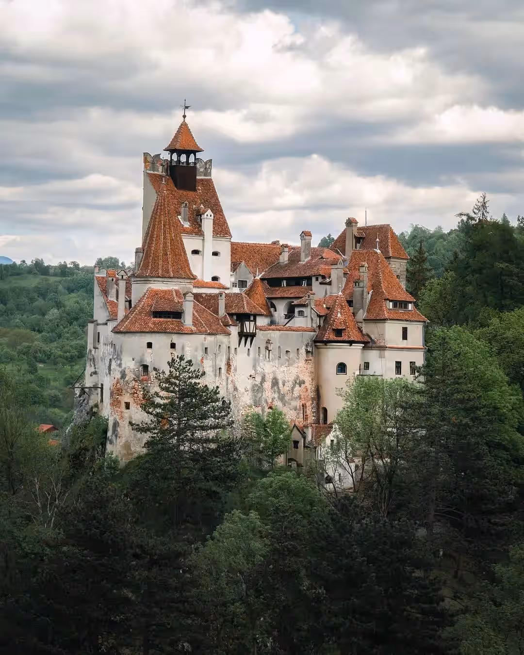 Castelul Bran pe stânca dintre Bran și Rucăr, înconjurat de pădure Castelul Bran pe stânca dintre Bran și Rucăr, înconjurat de pădure