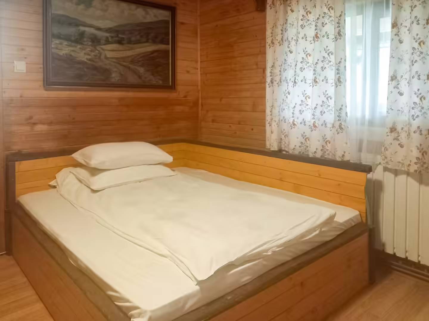 Dormitor cu pat dublu și pereți de lemn, Cabana din Pădurea Beliș