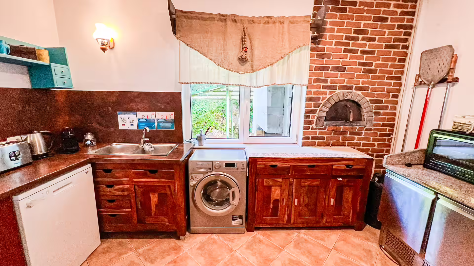 Bucătărie utilată cu cuptor și mașină de spălat la Casa Georgea