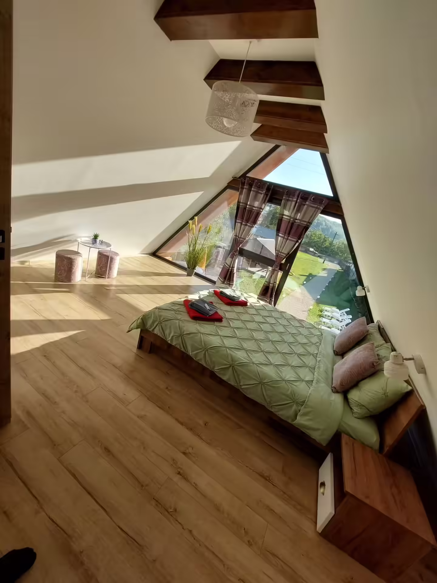 Dormitor verde cu fereastră panoramică la Cabana A-frame Nis, Prahova Dormitor verde cu fereastră panoramică la Cabana A-frame Nis, Prahova