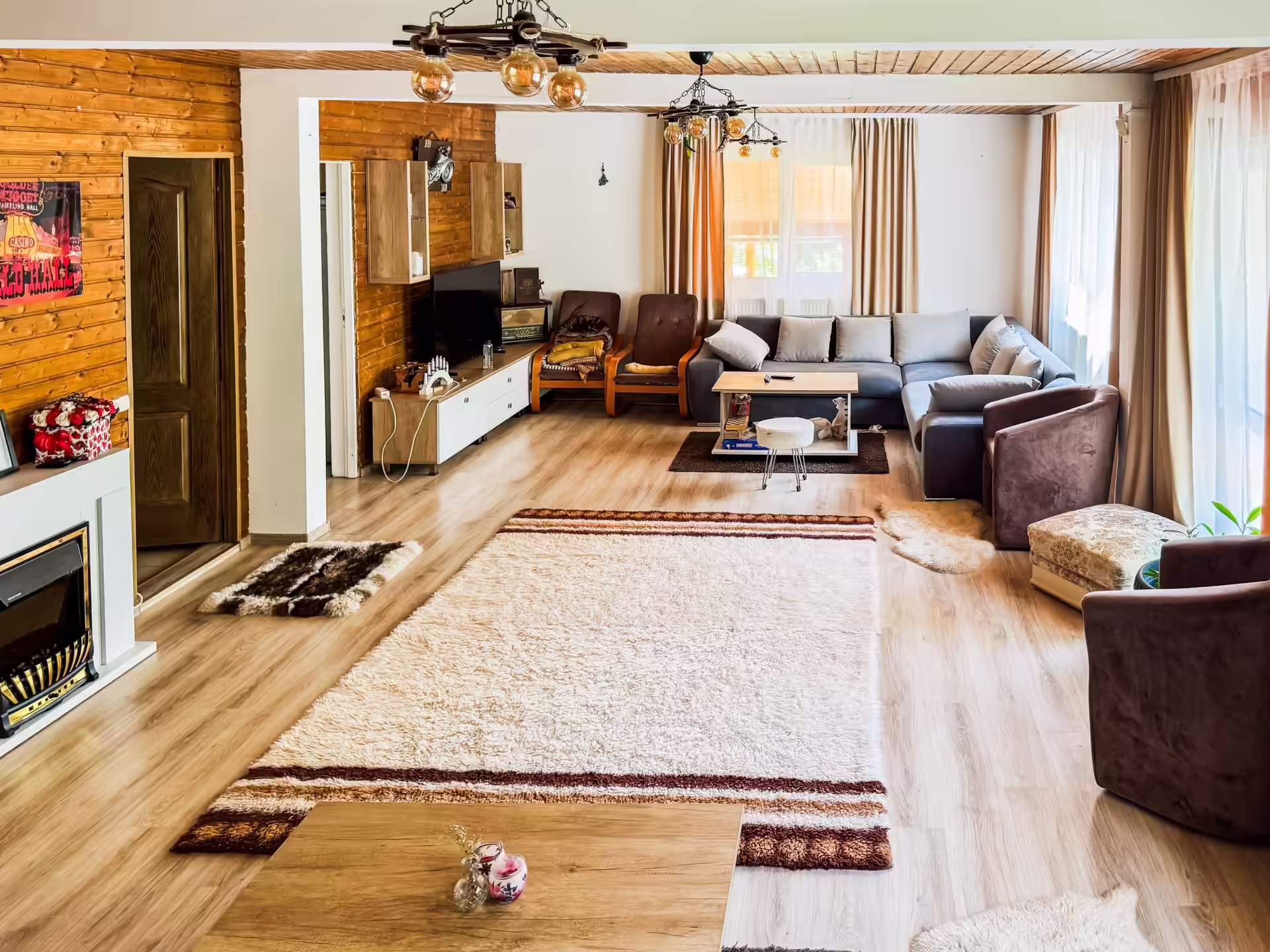 Living cu șemineu și covoare tradiționale la Di&D House Living cu șemineu și covoare tradiționale la Di&D House