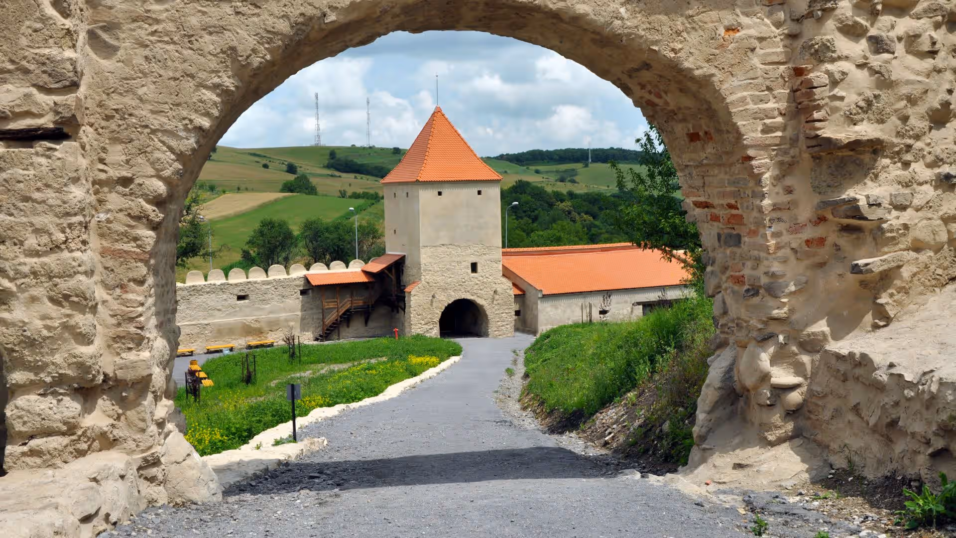 Poartă boltită de piatră spre turnul de intrare, Cetatea Rupea