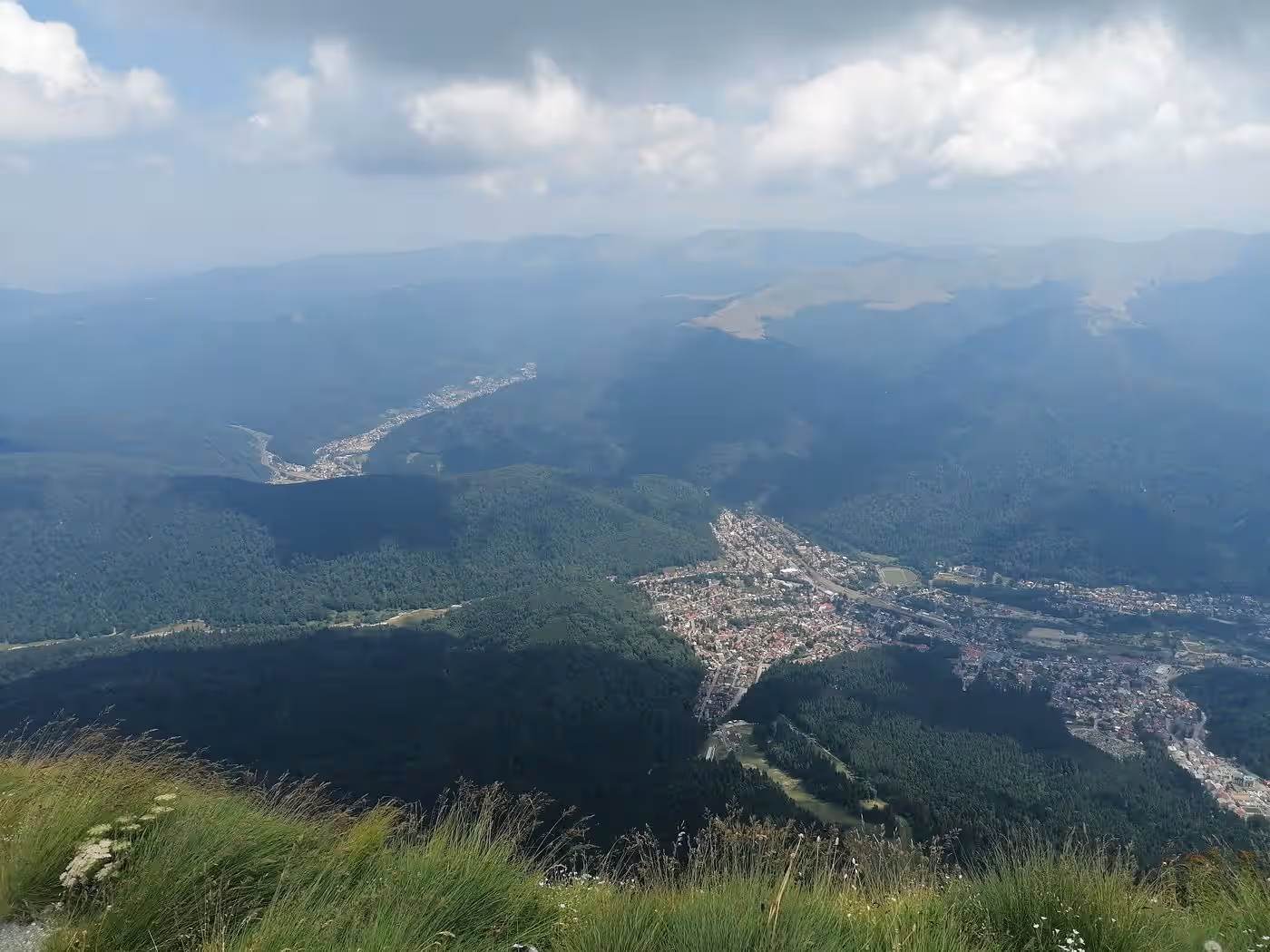 Panorama Văii Prahovei și a orașului Bușteni de lângă Crucea Caraiman