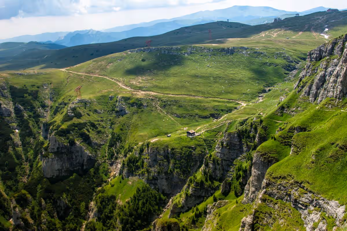 Vedere aeriană spre Valea Albă și abruptul Caraimanului