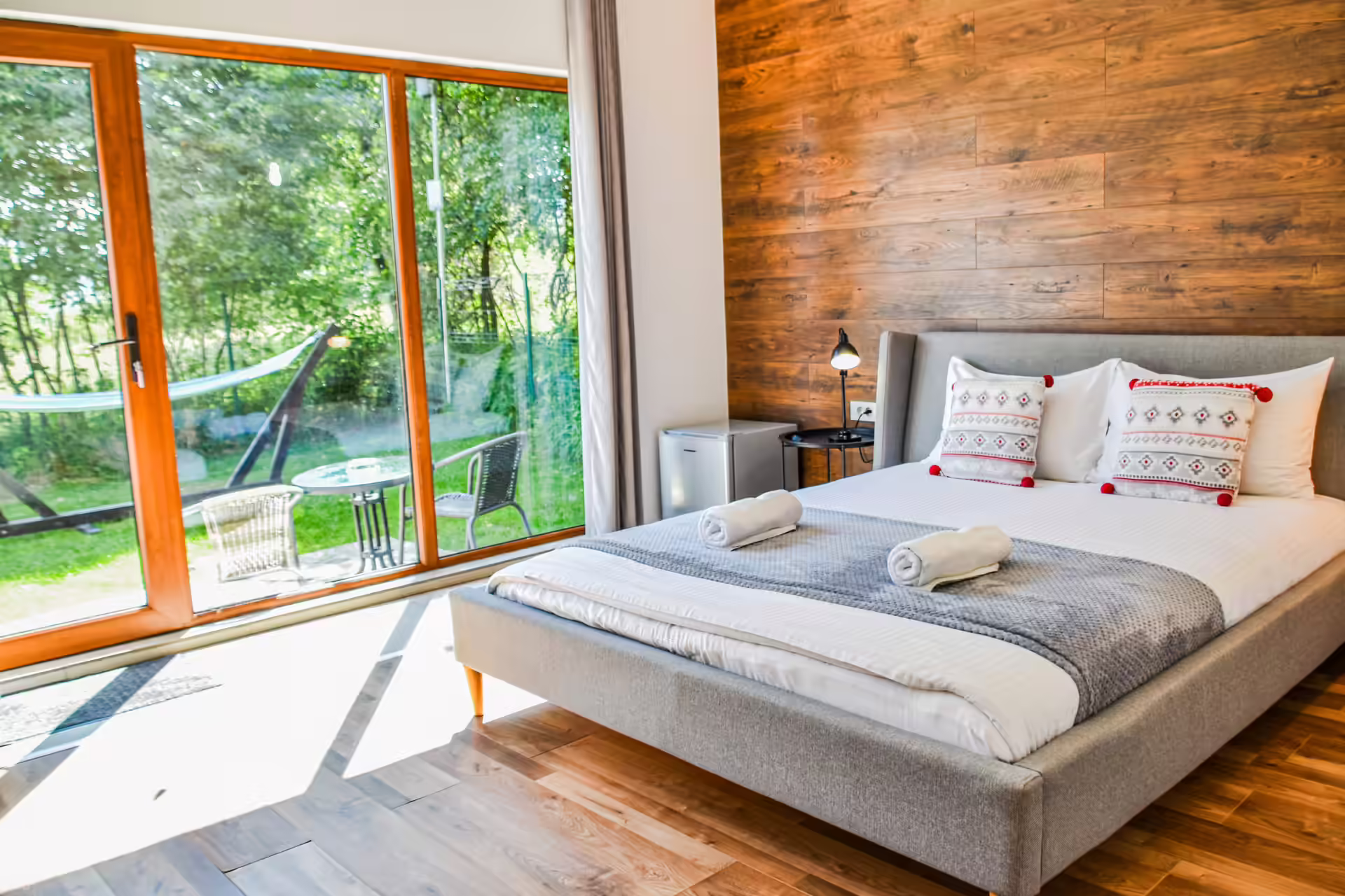 Cameră cu ferestre mari și vedere spre pădure, Silver Bungalow Săcele