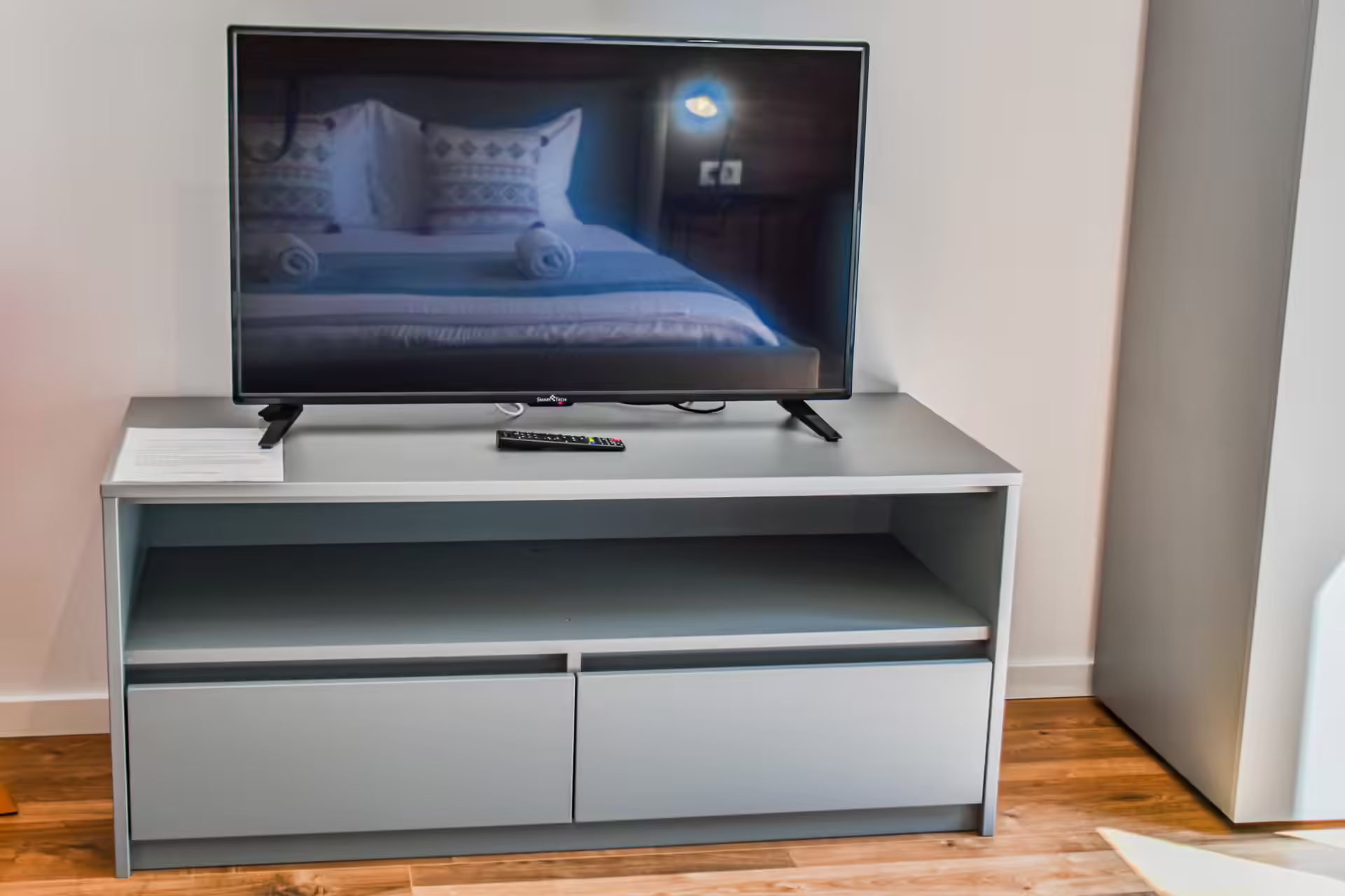 Televizor pe comodă într-un bungalou de la Silver Bungalow