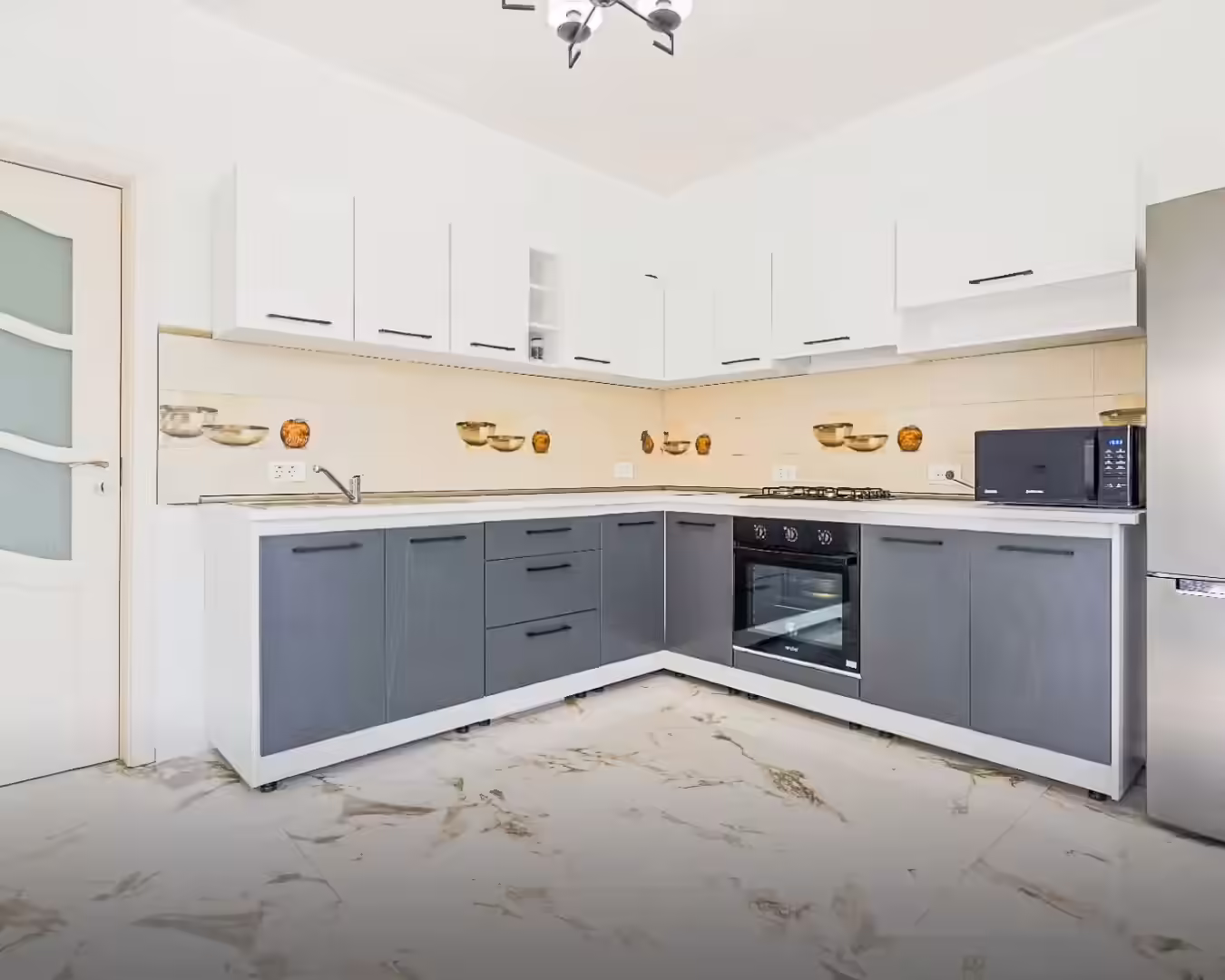 Bucătărie modernă la Vila Kalibu, județul Neamț