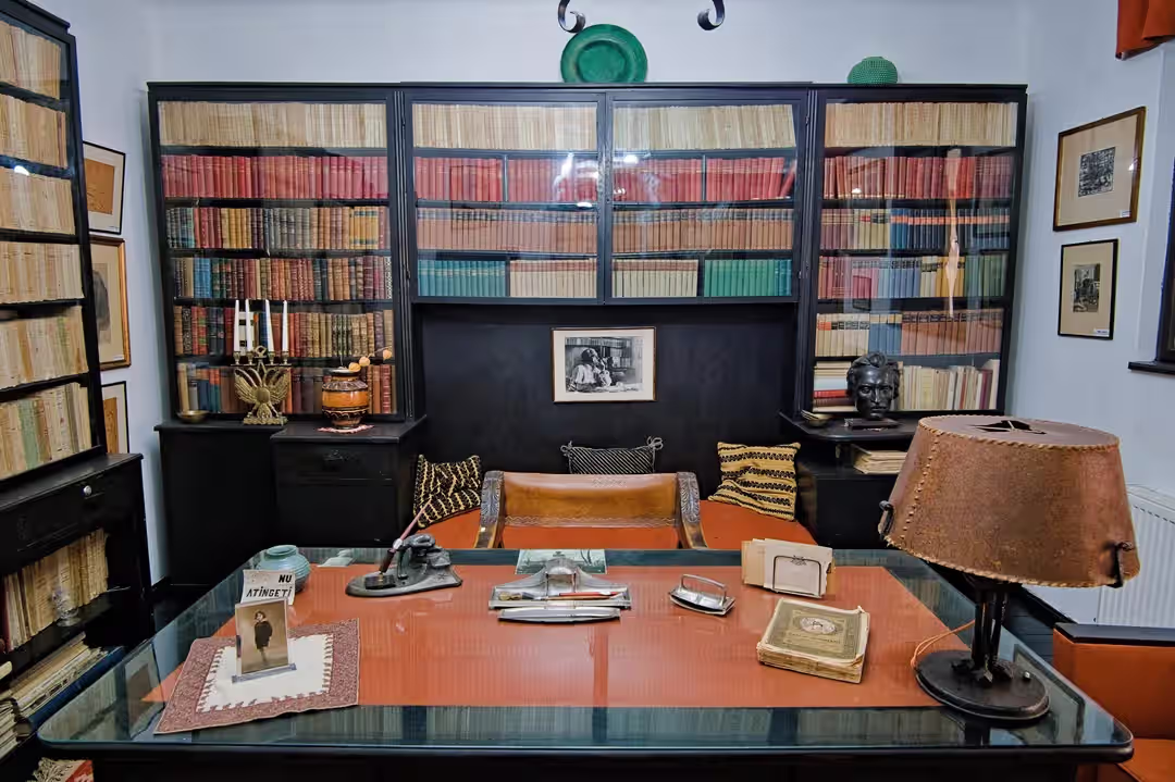 Biroul de lucru al lui Cezar Petrescu cu lampă și biblioteci Biroul de lucru al lui Cezar Petrescu cu lampă și biblioteci