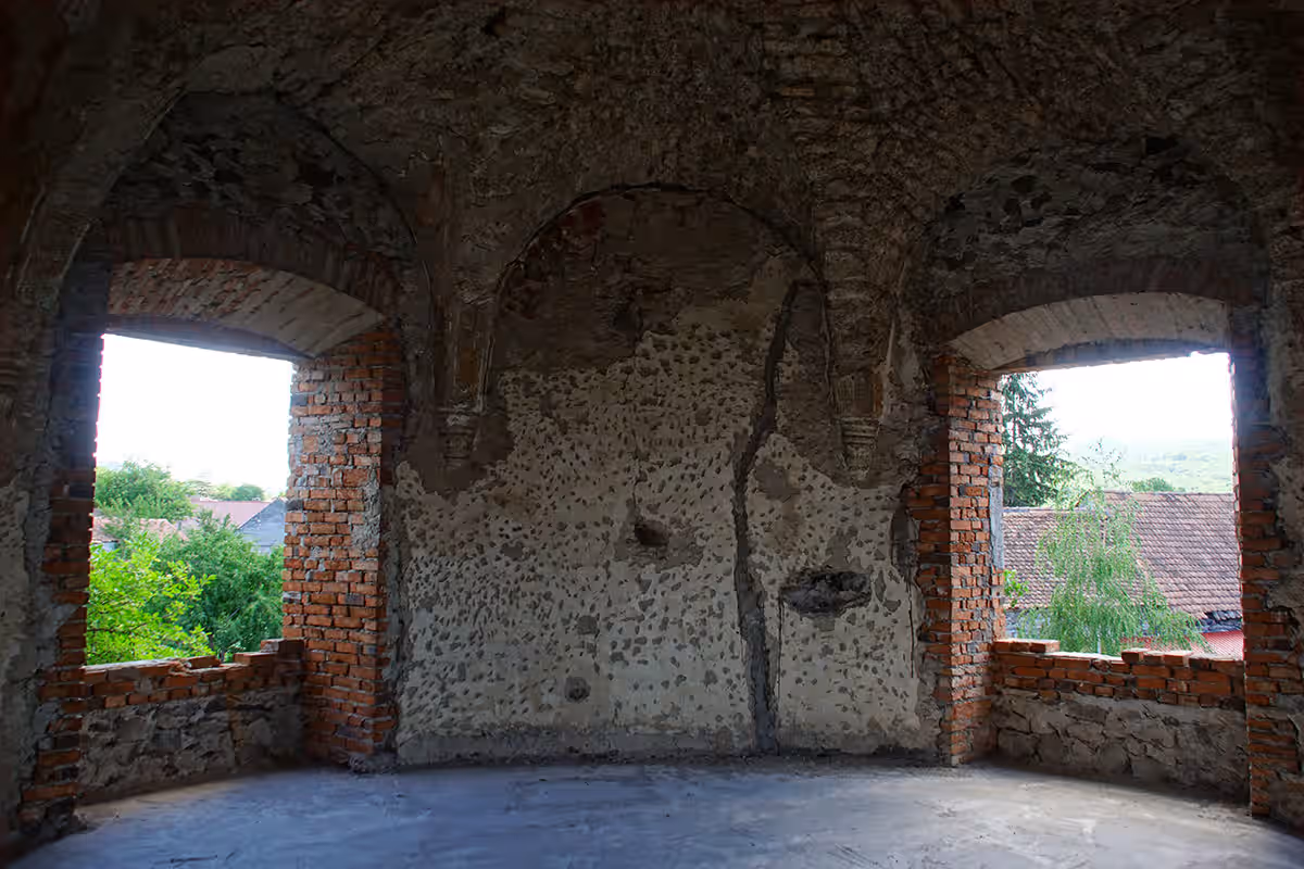 Sală cu ferestre spre curte în ruinele Castelului Bethlen Sală cu ferestre spre curte în ruinele Castelului Bethlen