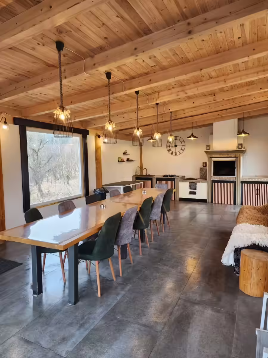 Masă lungă de dining pentru grupuri la Cabana Cacica Hill, Cacica Masă lungă de dining pentru grupuri la Cabana Cacica Hill, Cacica