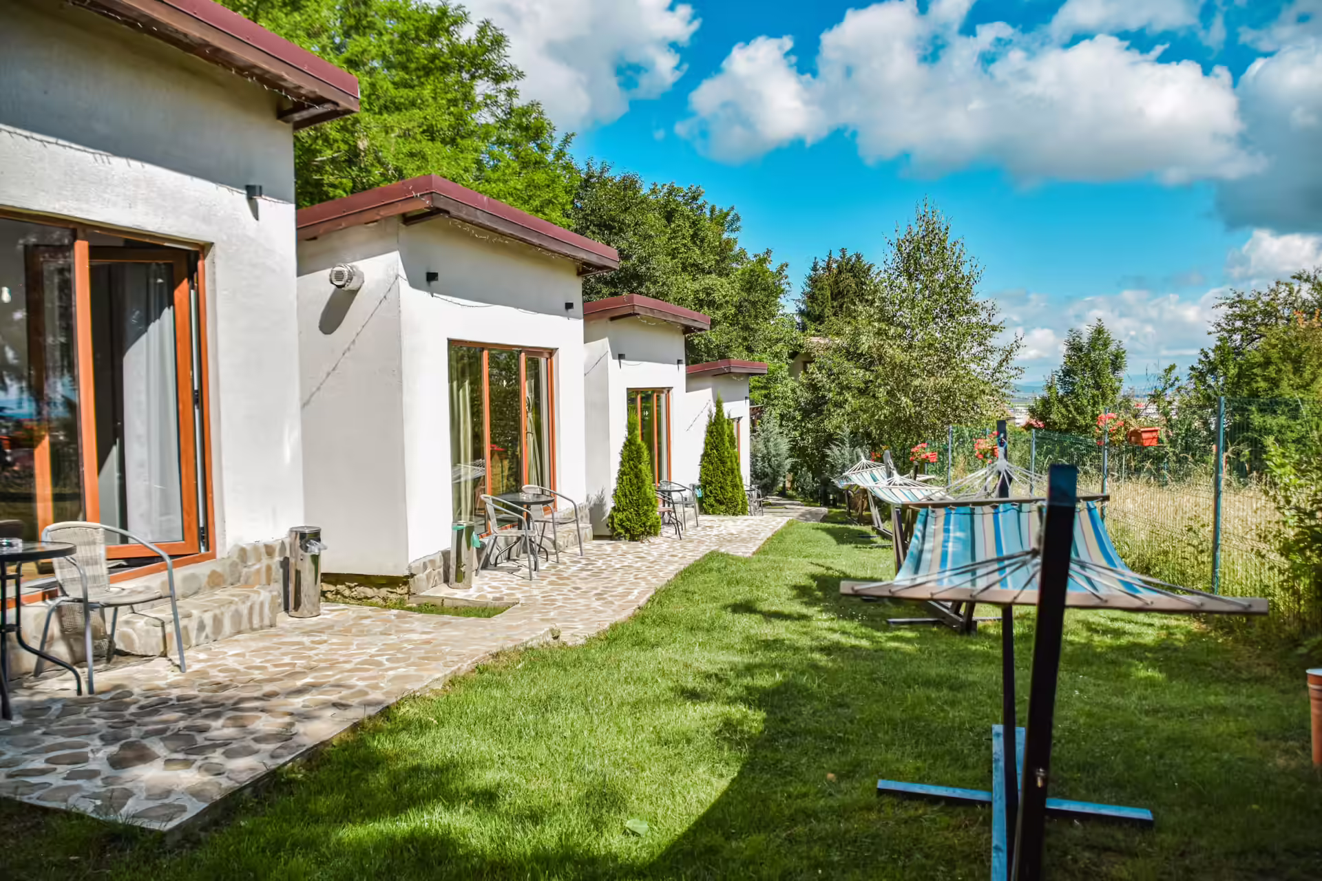 Exteriorul bungalourilor Silver Bungalow cu curte verde și loc de joacă, Săcele