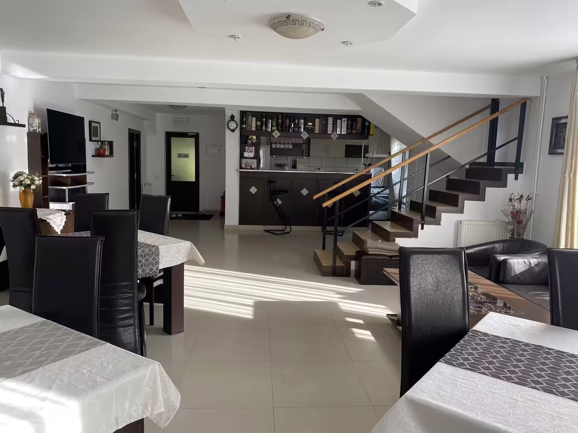 Sala de mese și livingul comun la Casa Florox, Sinaia