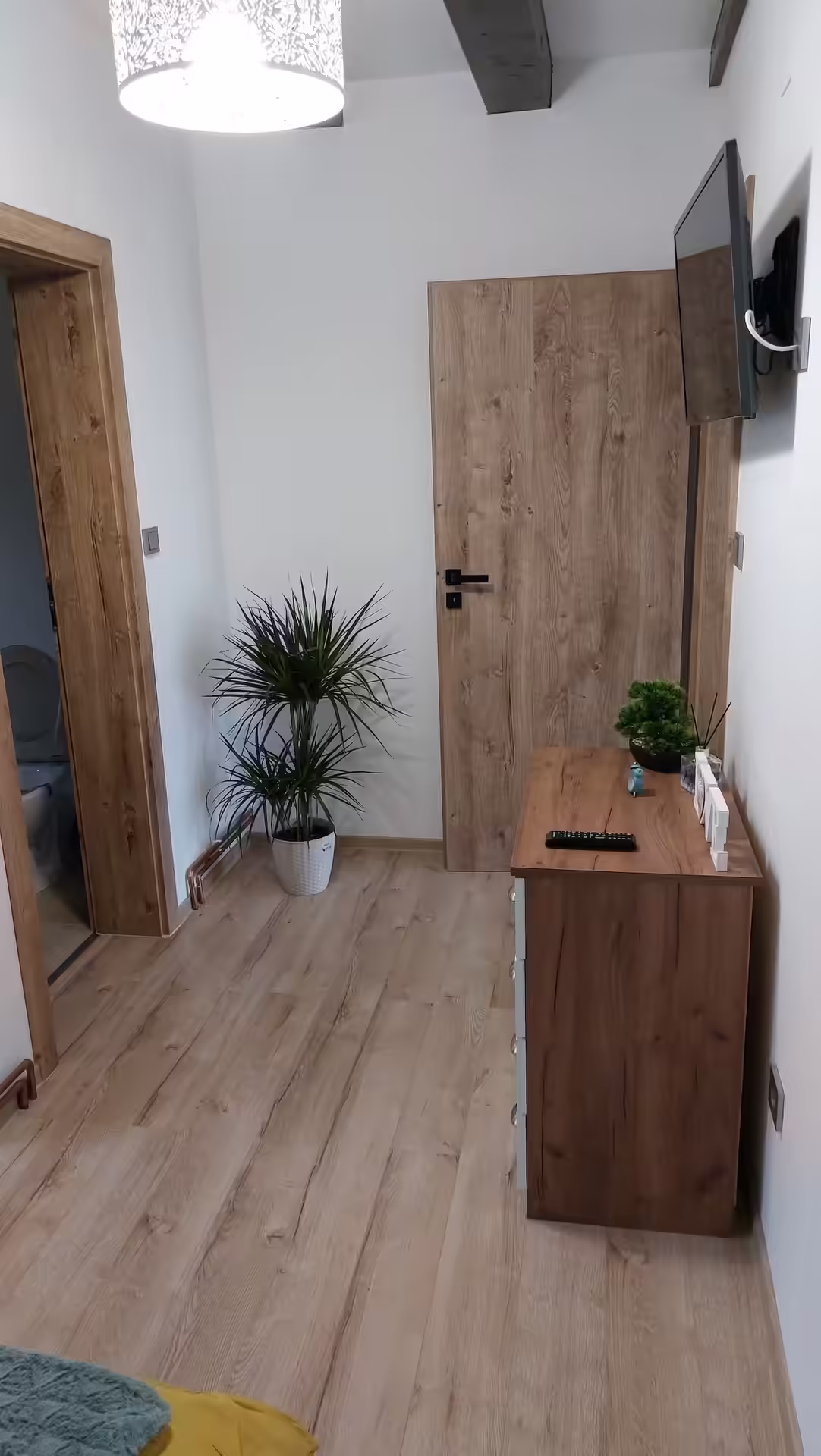 Hol de intrare în interiorul Cabanei A-frame Nis, Prahova Hol de intrare în interiorul Cabanei A-frame Nis, Prahova