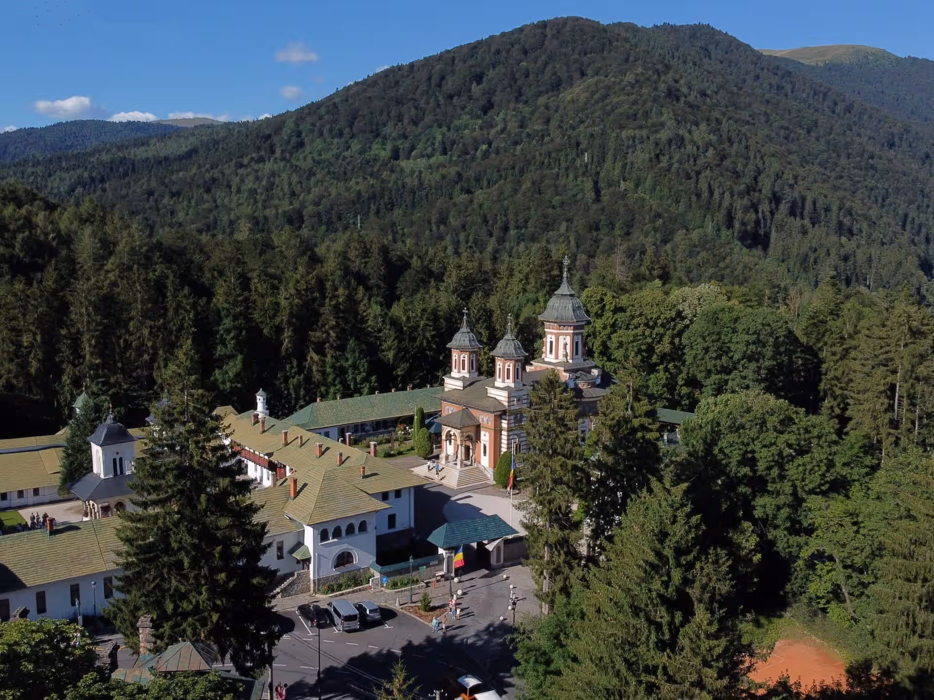Mănăstirea Sinaia între munții împăduriți ai Bucegilor, vedere aeriană