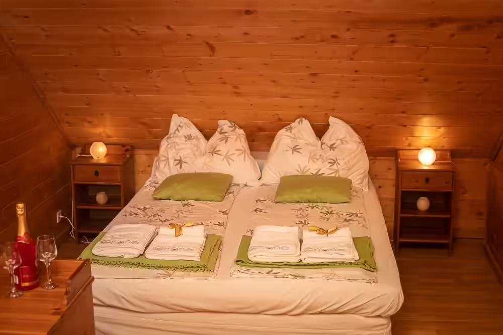 Foișor cu ciubăr cu hidromasaj și umbrelă roșie la Ohana Boutique Hotel