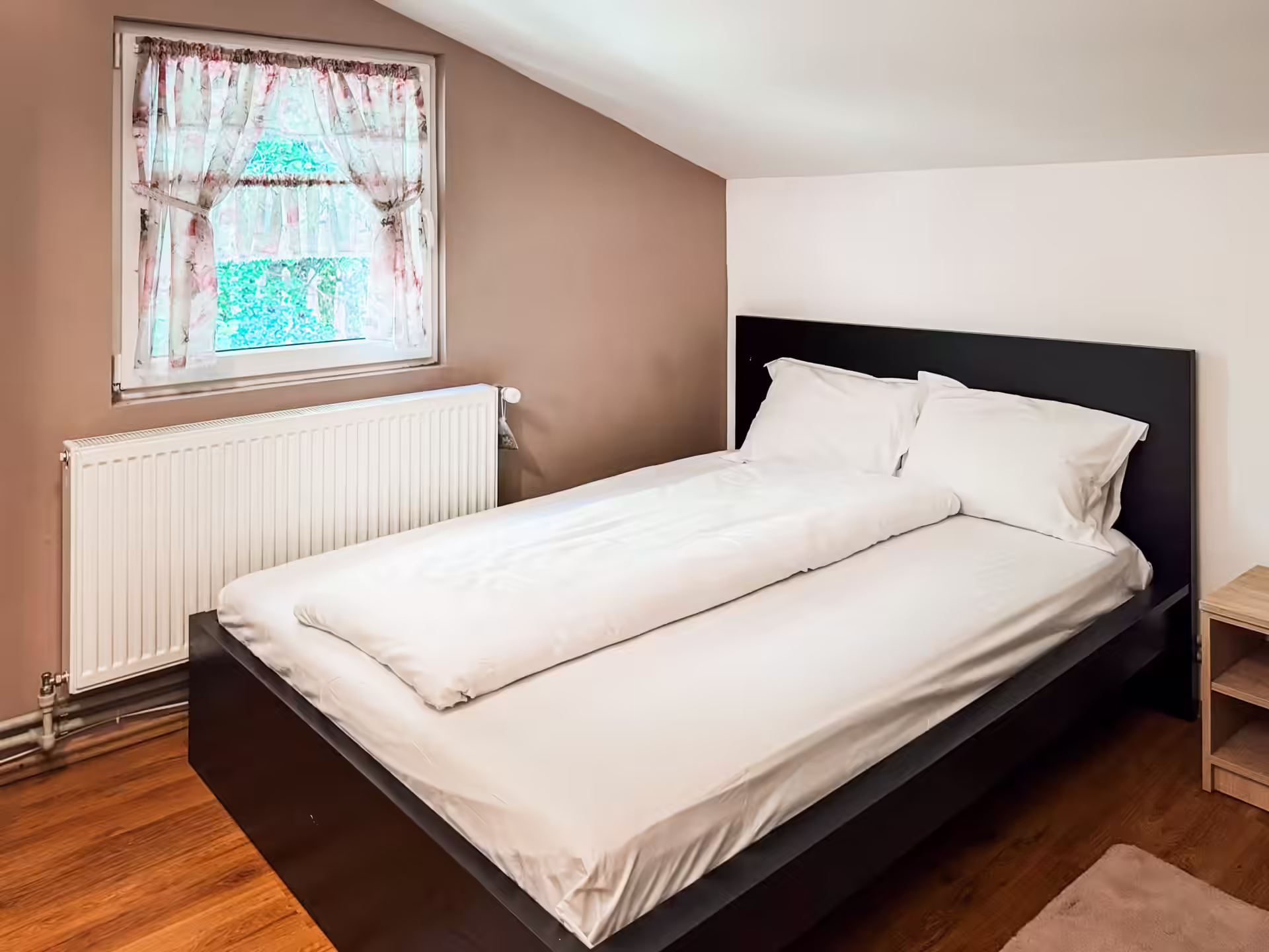 Dormitor cu fereastră și încălzire centrală la Di&D House Dormitor cu fereastră și încălzire centrală la Di&D House
