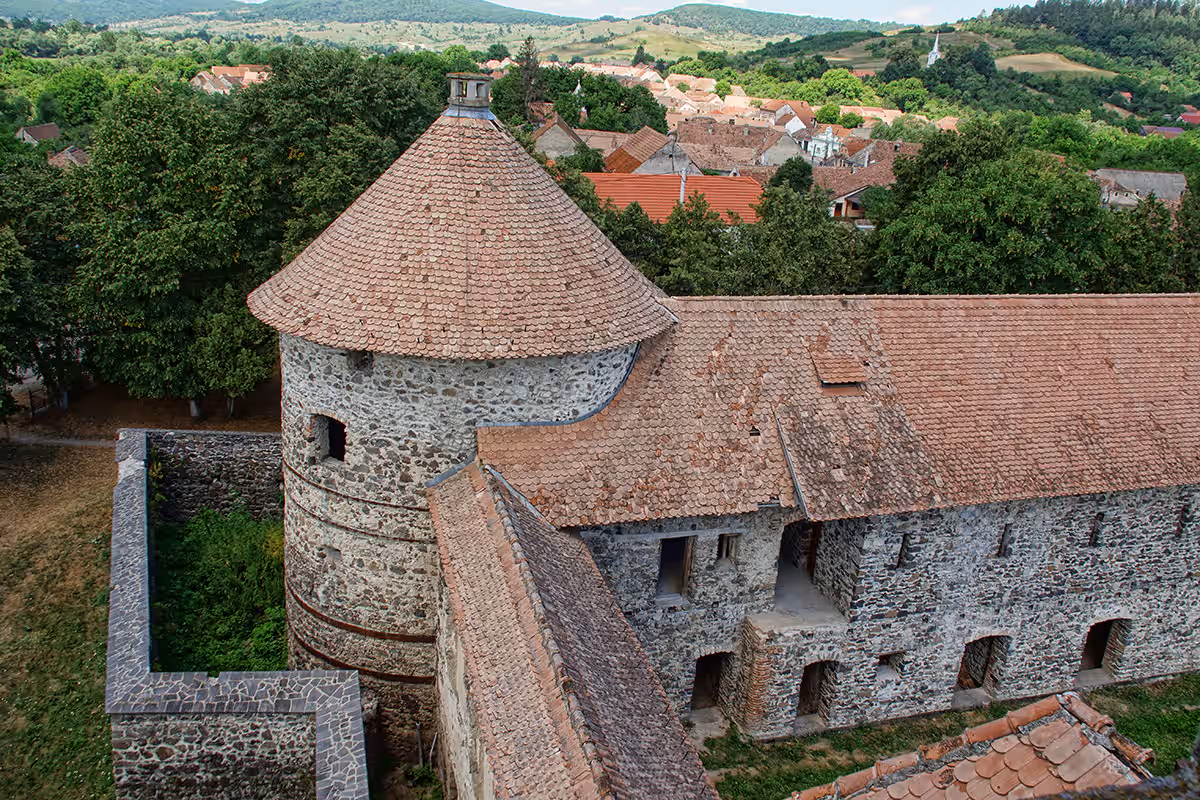 Turnul rotund și acoperișurile Castelului Bethlen văzute de sus Turnul rotund și acoperișurile Castelului Bethlen văzute de sus