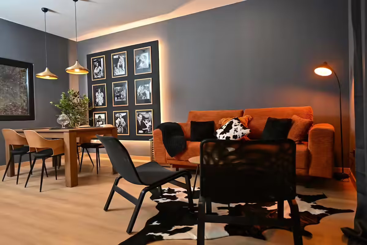 Living cu fotolii de design la cabana La Tulipe Noire, Bran