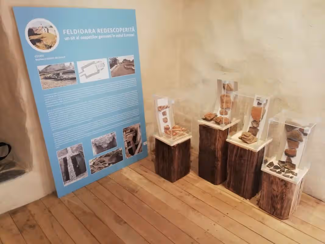 Expoziție cu obiecte arheologice în interiorul Cetății Feldioara Expoziție cu obiecte arheologice în interiorul Cetății Feldioara