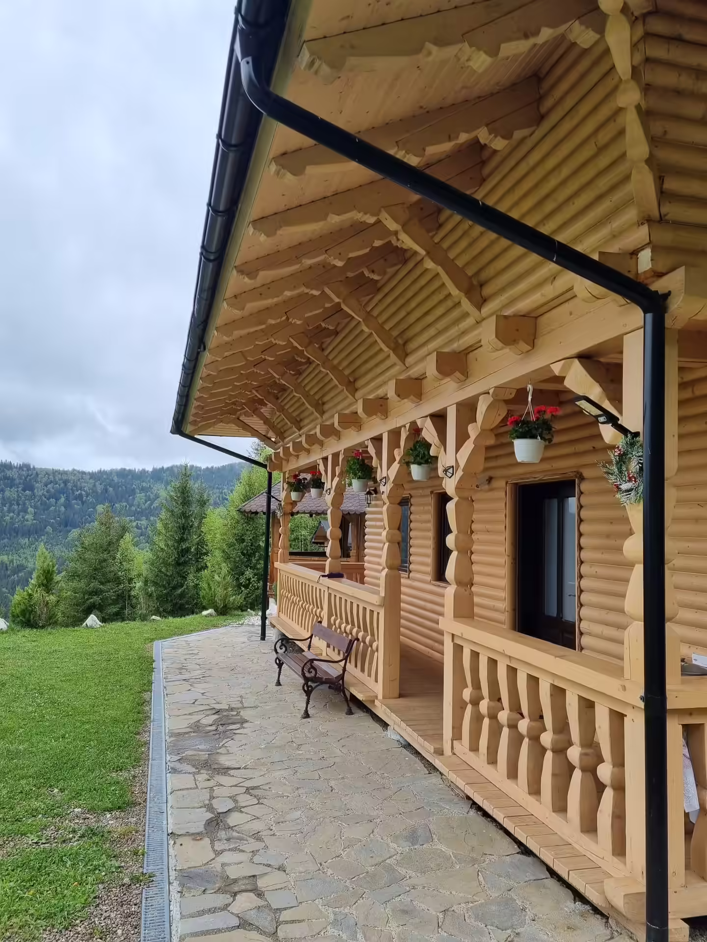 Exteriorul cabanei Mountain View Chalet Broșteni, cu balcon și terasă din lemn Exteriorul cabanei Mountain View Chalet Broșteni, cu balcon și terasă din lemn