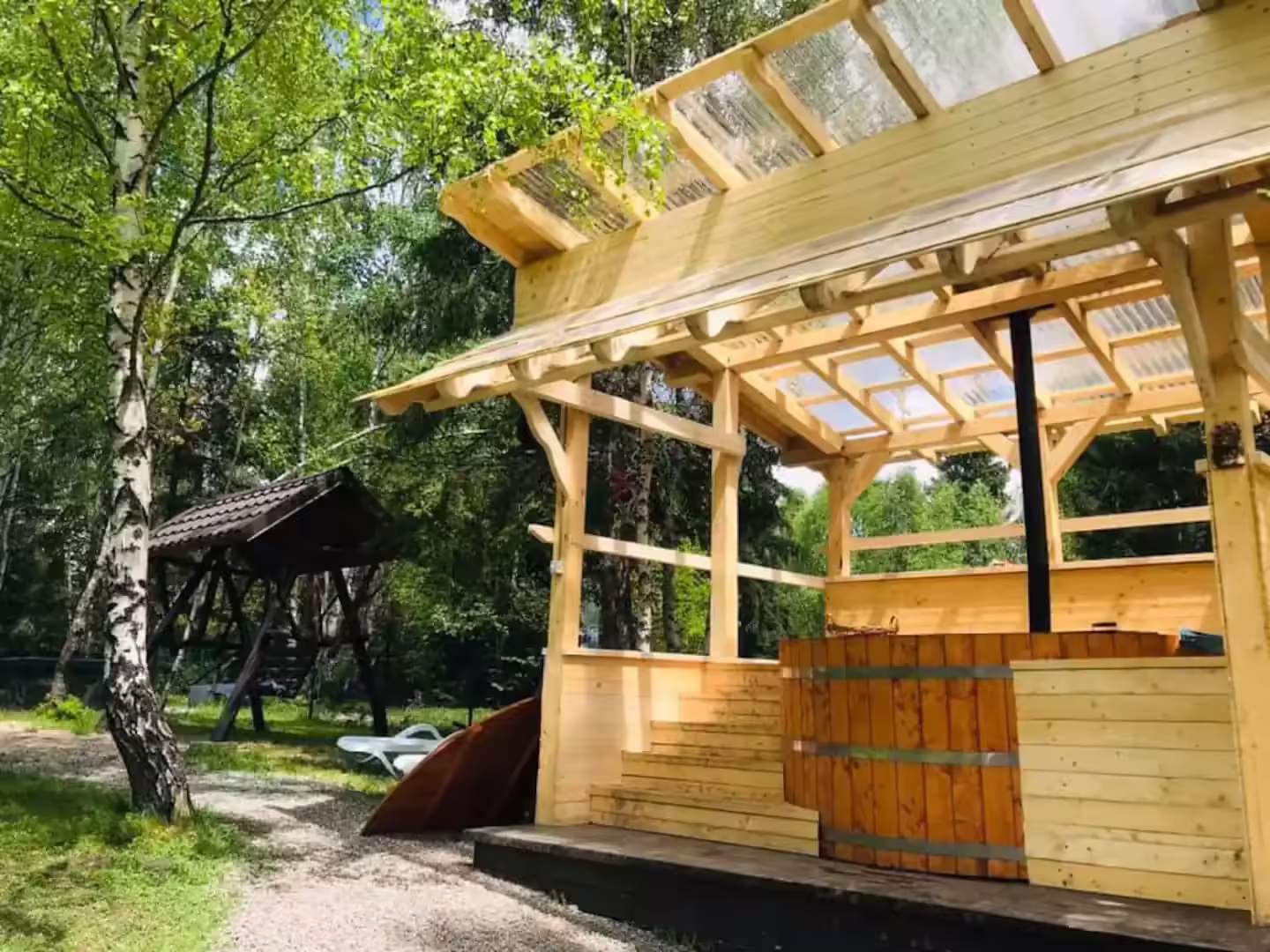 Ciubăr pe terasă din lemn la Cabana din Pădurea Beliș