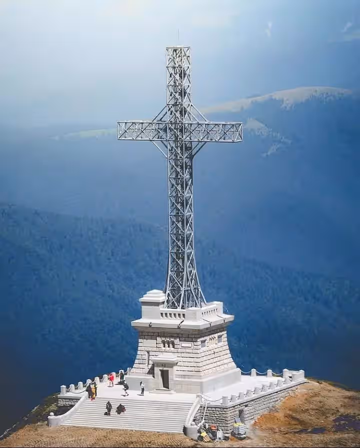 Crucea Eroilor de pe Caraiman și soclul ei, Munții Bucegi