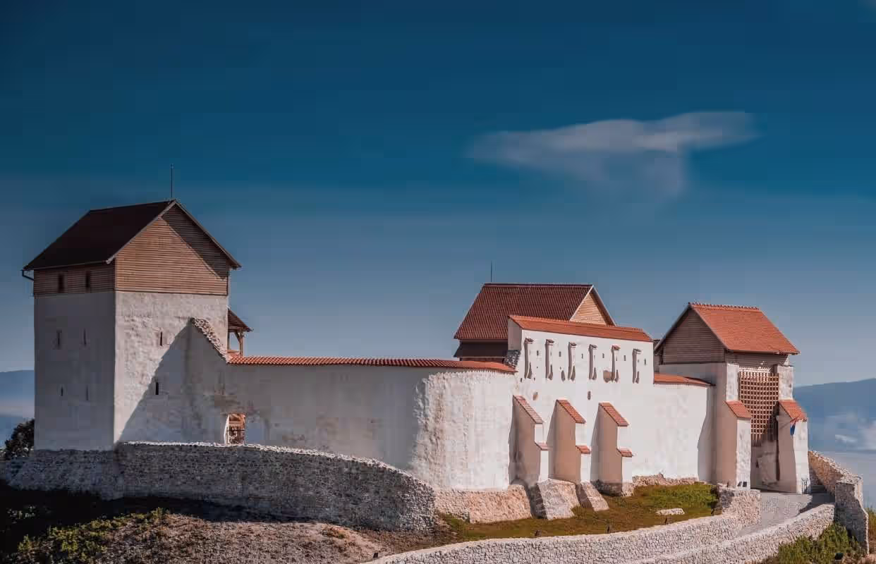 Cetatea Feldioara restaurată, vedere laterală a zidurilor și turnurilor Cetatea Feldioara restaurată, vedere laterală a zidurilor și turnurilor