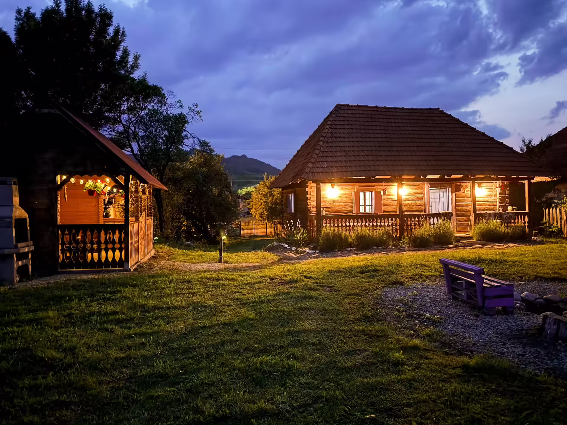 Casa cu Lavandă iluminată seara, Petroșani, Valea Jiului Casa cu Lavandă iluminată seara, Petroșani, Valea Jiului