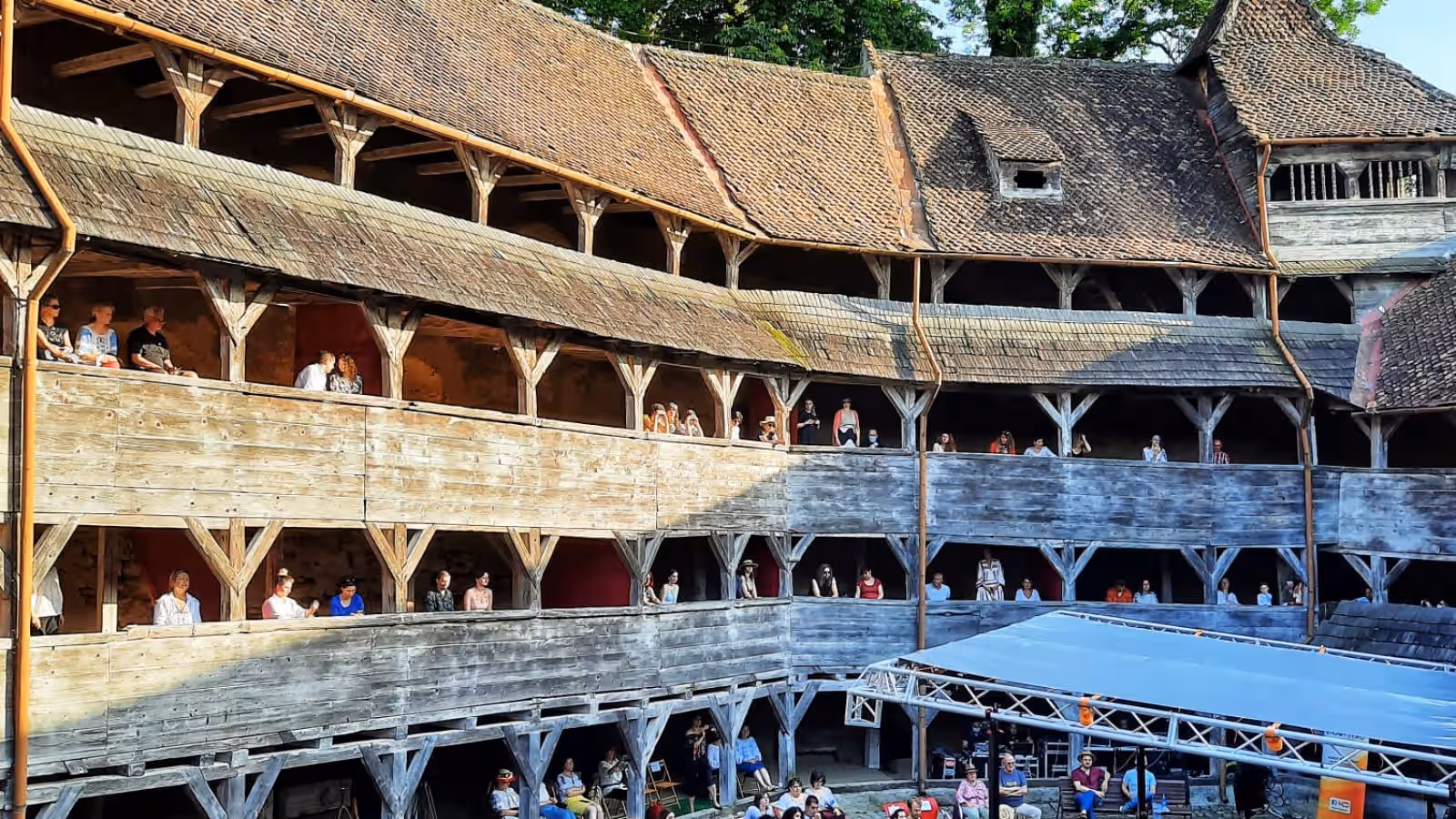 Galeriile suprapuse din lemn ale Bastionului Țesătorilor, cu vizitatori