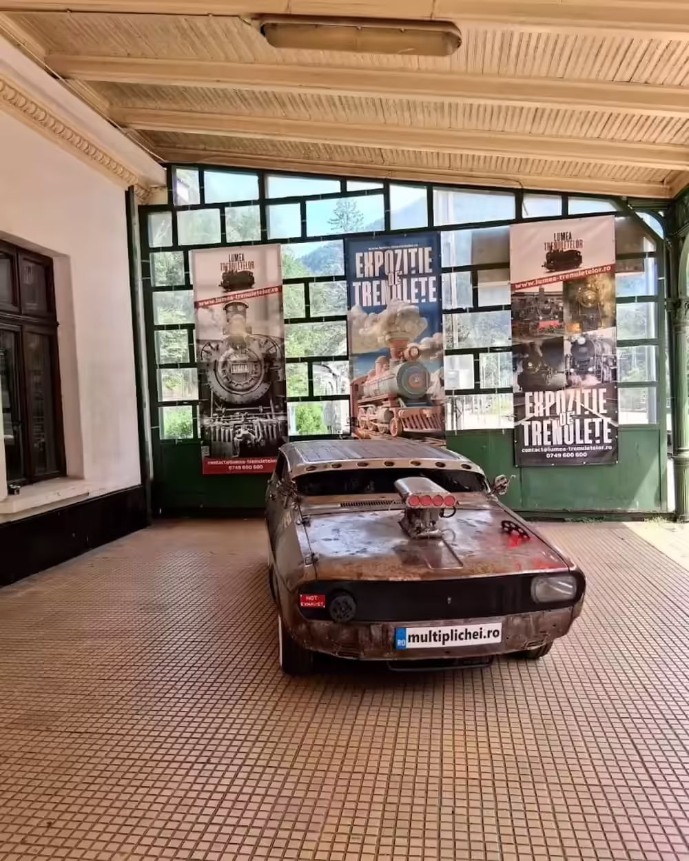 Mașină de epocă expusă la intrarea în expoziția Lumea Trenulețelor Sinaia