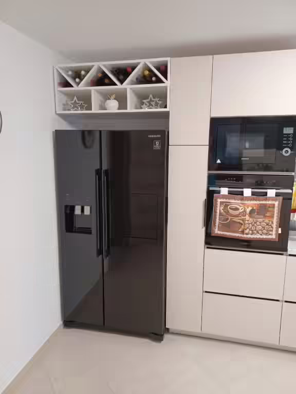 Frigider american și cuptor încorporat în bucătăria Maria's Dream House