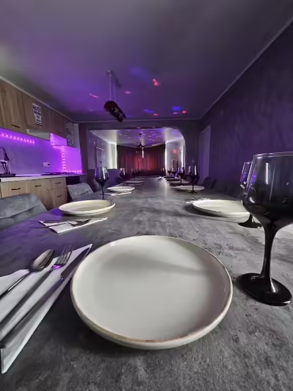 Masă lungă pentru mese în grup la Cabana Ursu, Lețcani Masă lungă pentru mese în grup la Cabana Ursu, Lețcani