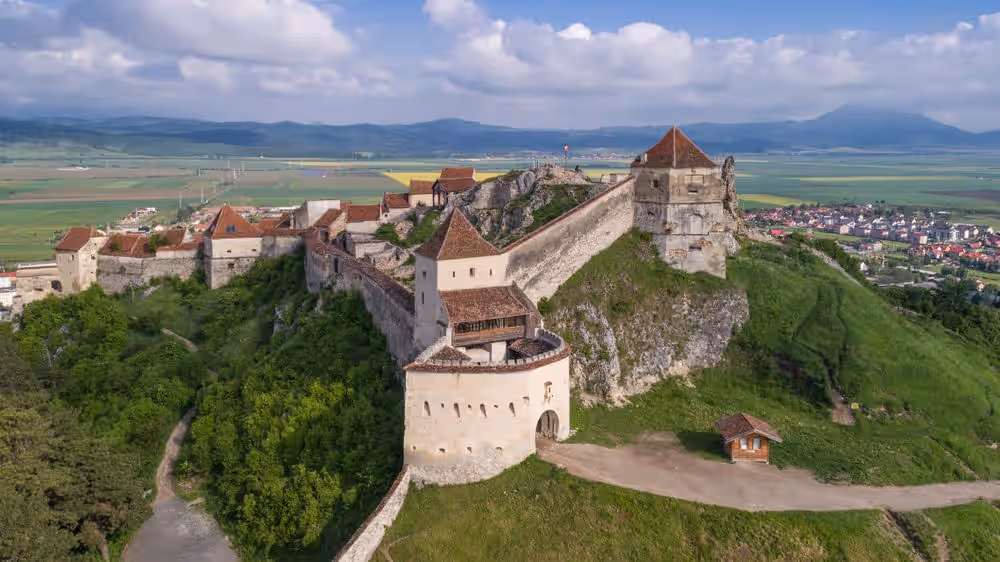 Vedere aeriană asupra incintelor și turnurilor Cetății Rupea