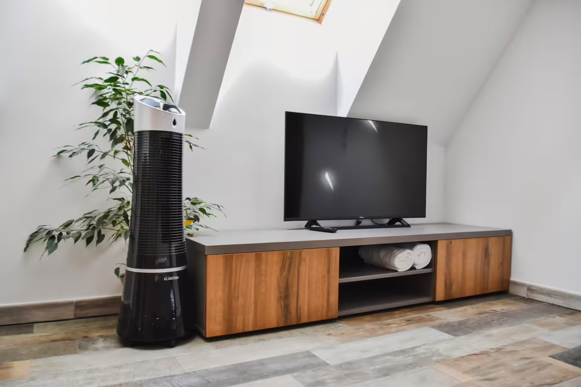 Living cu televizor și comodă din lemn la Berg House 31 Săcele Living cu televizor și comodă din lemn la Berg House 31 Săcele