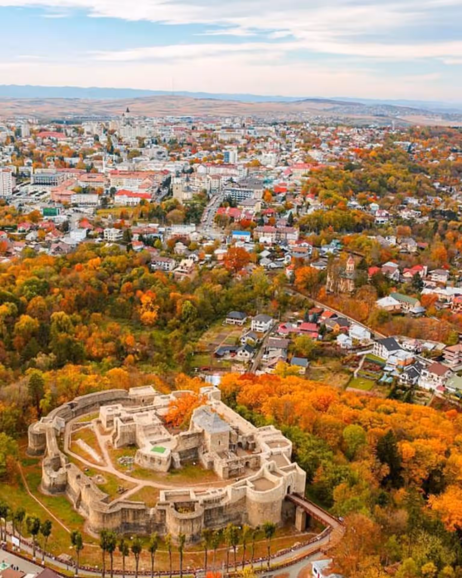 Cetatea de Scaun a Sucevei luminată noaptea