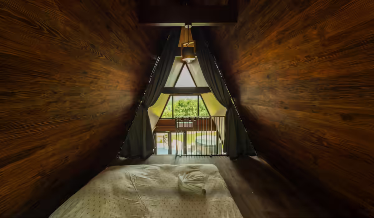 Dormitor A-frame cu acces la balcon și vedere spre munți, AZA Chalet