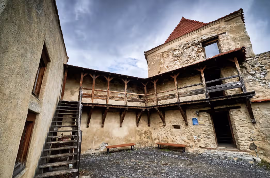 Curte interioară cu galerie din lemn în Cetatea Rupea