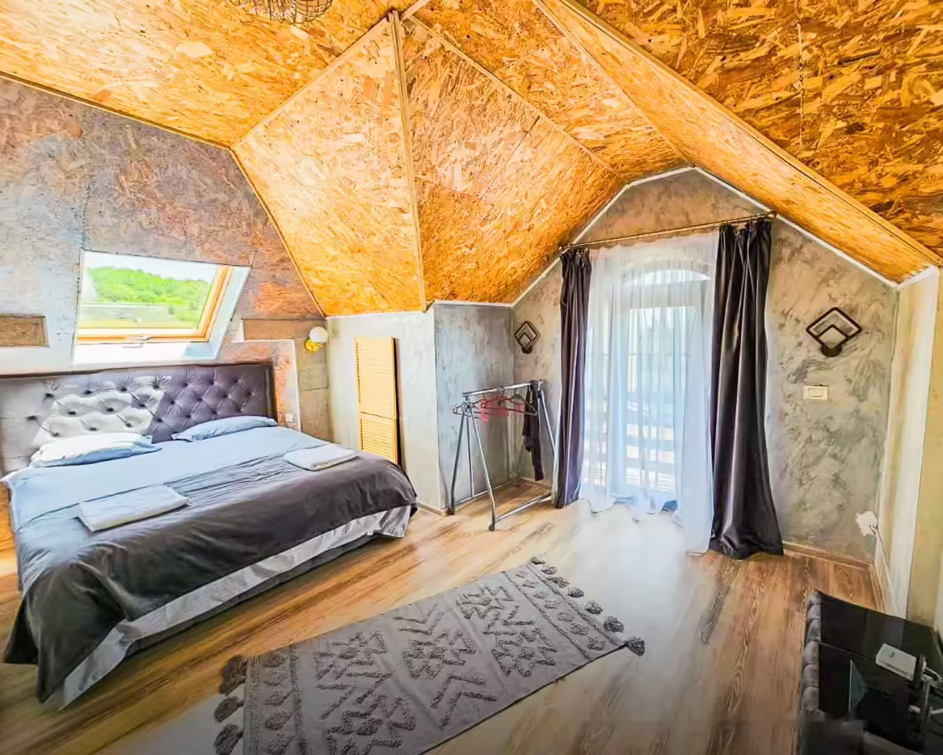 Dormitor mansardat cu pat dublu la Vila Kalibu, Girov