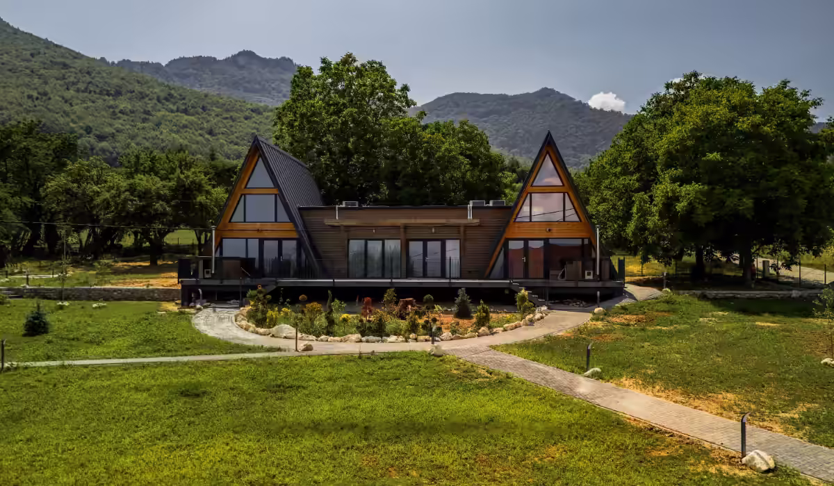 Vedere aeriană cu cele două cabane A-frame de la AZA Chalet, Tohănița, Zărnești
