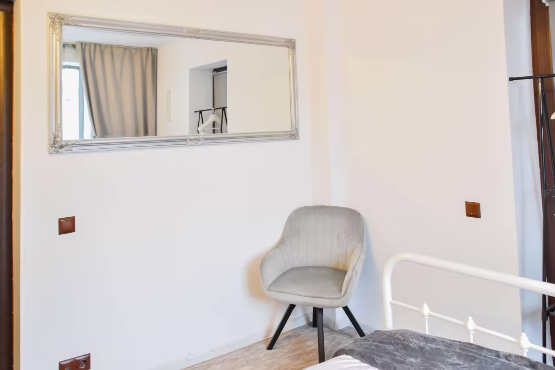 Colț cu oglindă și scaun tapițat la Vila Mik Guesthouse Colț cu oglindă și scaun tapițat la Vila Mik Guesthouse