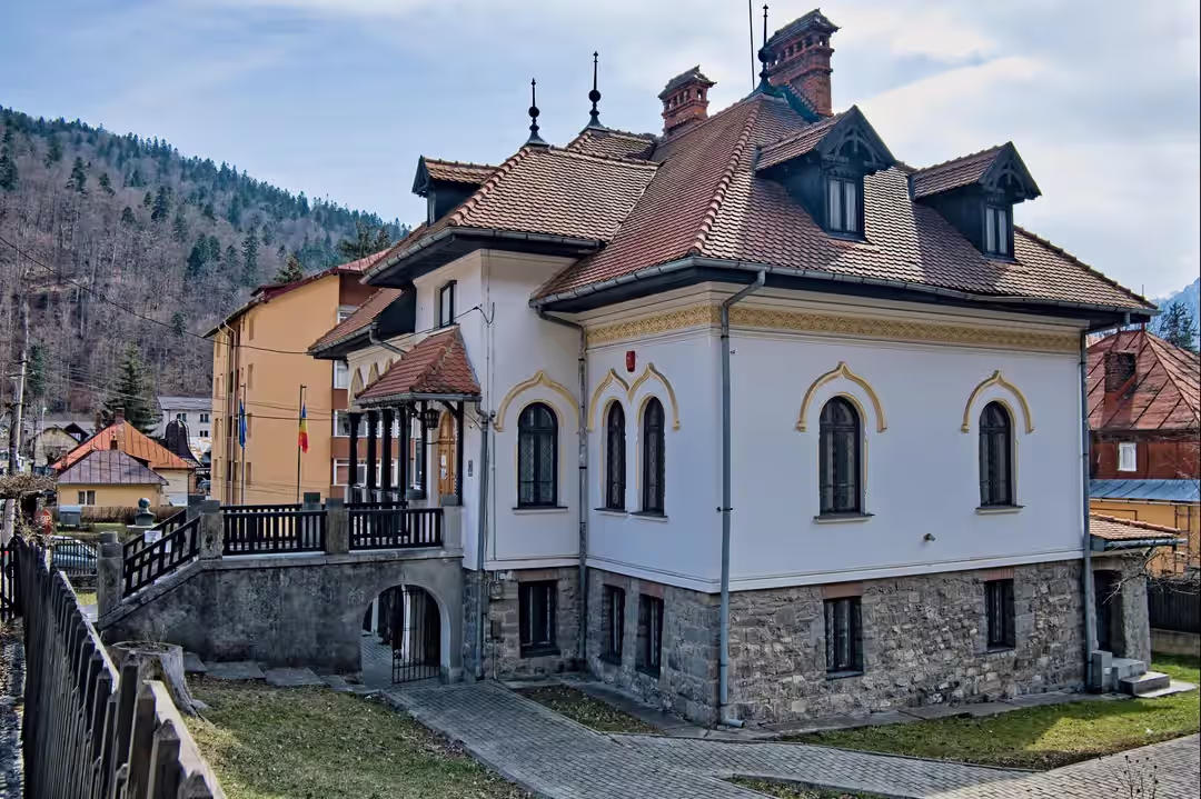 Vila Cezar Petrescu cu soclu din piatră și curte, Bușteni Vila Cezar Petrescu cu soclu din piatră și curte, Bușteni