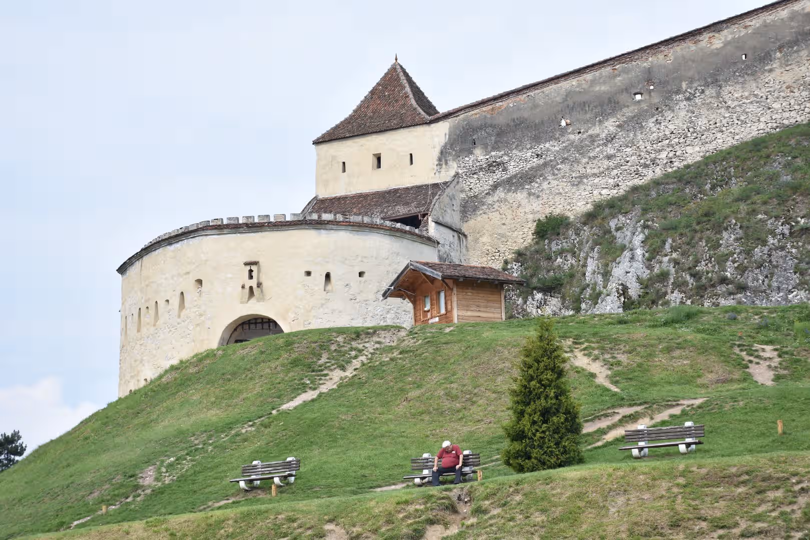 Bastionul alb și zidurile Cetății Râșnov pe deal Bastionul alb și zidurile Cetății Râșnov pe deal
