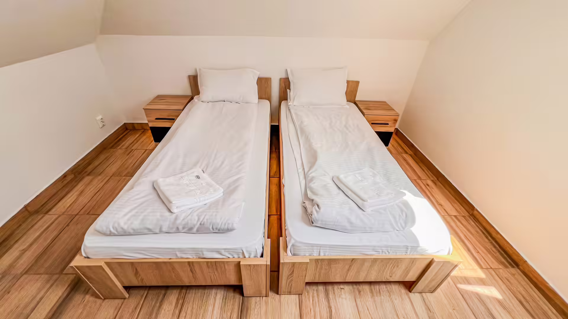 Cameră la mansardă cu două paturi single la Random House Cameră la mansardă cu două paturi single la Random House