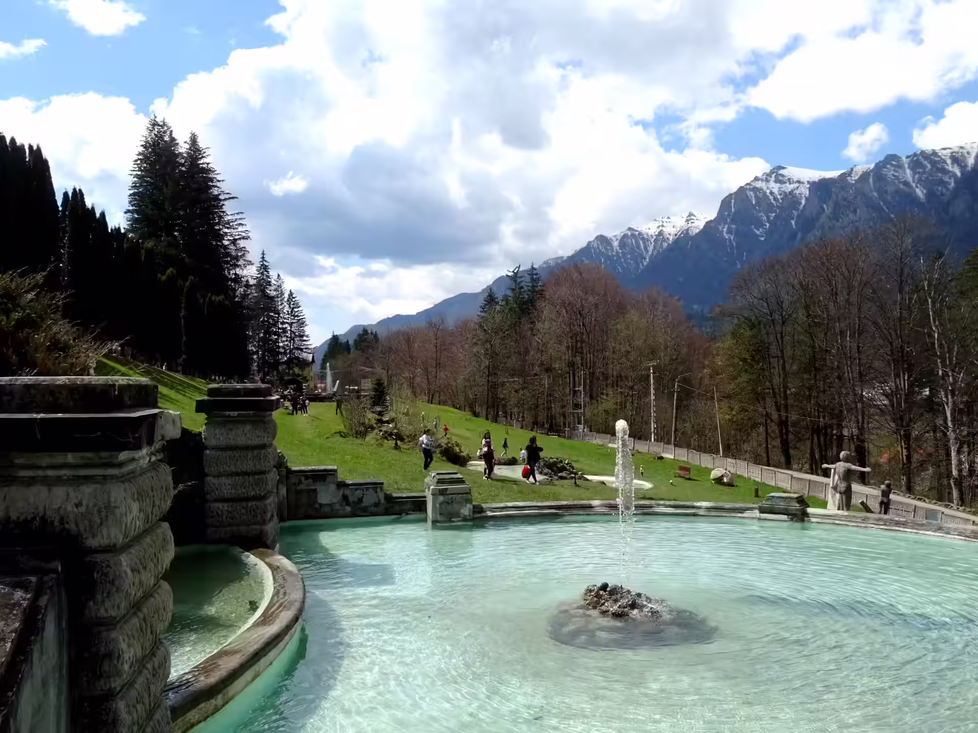 Bazinul cu fântână din parc și Munții Bucegi, Castelul Cantacuzino