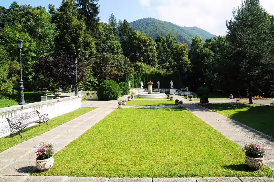 Aleile Parcului Dimitrie Ghica de lângă Cazinoul Sinaia Aleile Parcului Dimitrie Ghica de lângă Cazinoul Sinaia