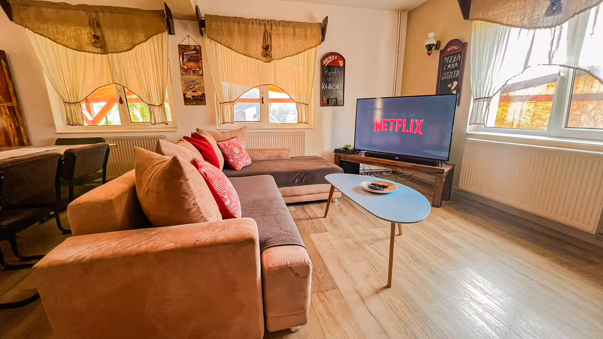 Living cu canapea extensibilă și televizor la Casa Georgea